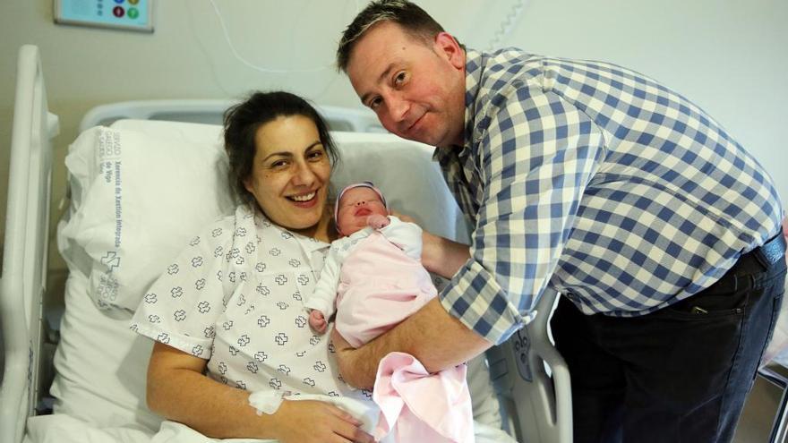 Uxía, el primer bebé nacido en Vigo en 2018, junto a sus padres