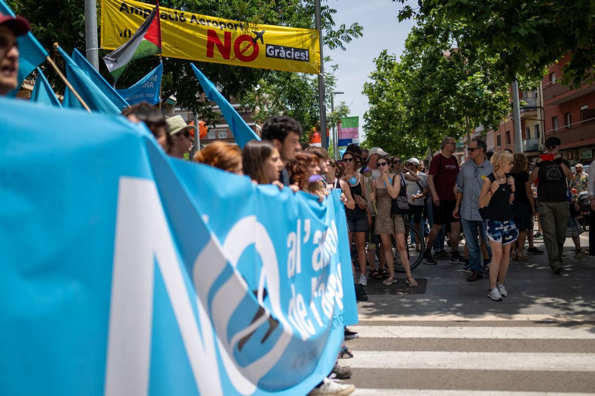 Varias personas durante una concentración contra la ampliación del Aeropuerto Josep Tarradellas Barcelona-El Prat?, a 14 de junio de 2025, en El Prat de Llobregat, Barcelona, Catalunya (España). El objetivo de la protesta, convocada por la plataforma Ni un pam de Terra, es mostrar el rechazo ciudadano al proyecto de ampliación de la tercera pista del aeropuerto que, según los convocantes, tendrá un grave impacto ambiental y social sobre espacios protegidos como La Ricarda y el Remolar, en el delta del Llobregat. 14 JUNIO 2025;AEROPUERTO;MANIFESTACIÓN;AMPLIACIÓN;PROTESTA Lorena Sopêna / Europa Press 14/06/2025. Lorena Sopêna;