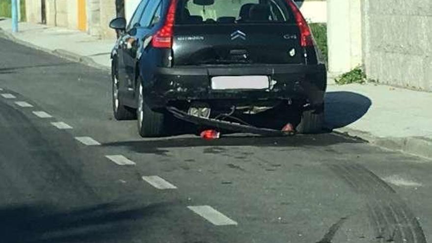 El coche arrollado cuando estaba en el arcén. // FdV