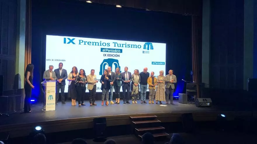 Suben las autoridades al escenario