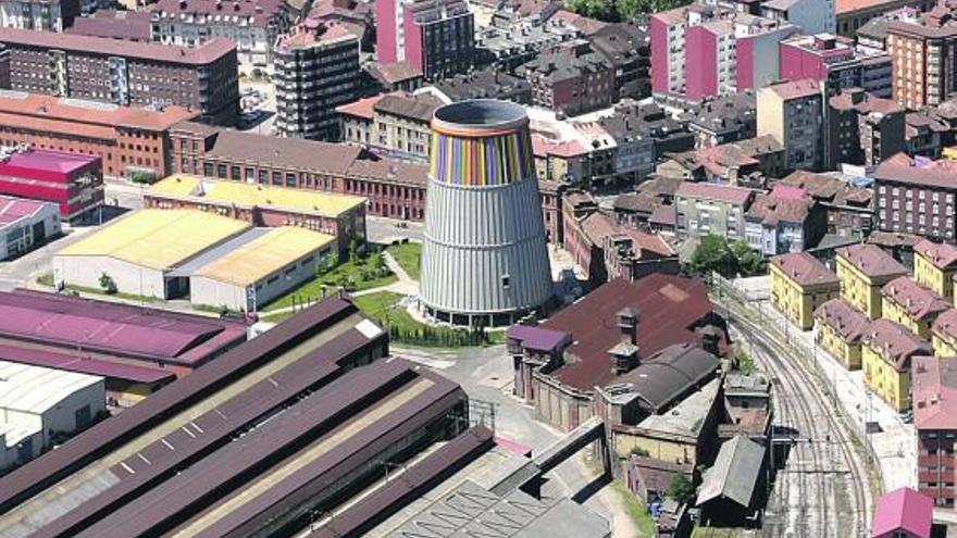 El refrigerante de Valnalón, sede del Museo de la Siderurgia, con las instalaciones de Metalsa en primer término.