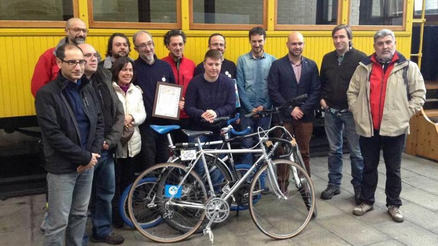 Foto de familia de los componentes de &quot;30 Días en Bici&quot; con el concejal Jesús Martínez Salvador, ayer, en el Museo del Ferrocarril.