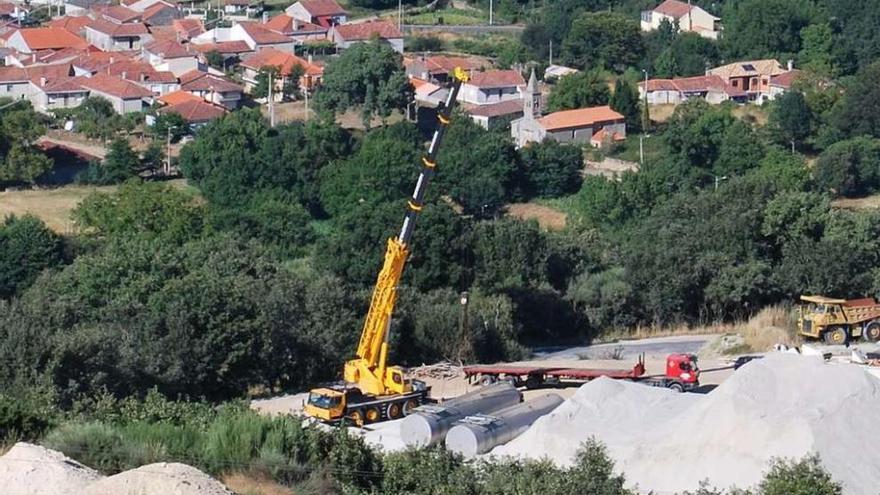 Una empresa trabaja para convertir la antigua cantera de Parada de Ribeira en una planta asfáltica.