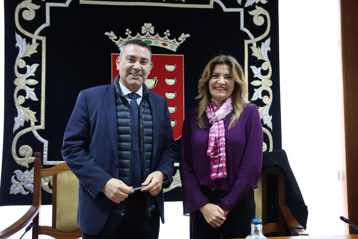 Oswaldo Betancort y María Jesús Tovar, tras el pleno extraordinario.