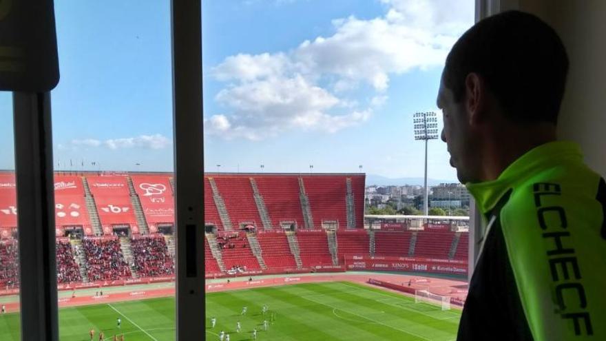 Acciari siguiendo el partido desde una de las cabinas de Prensa del estadio de Son Moix