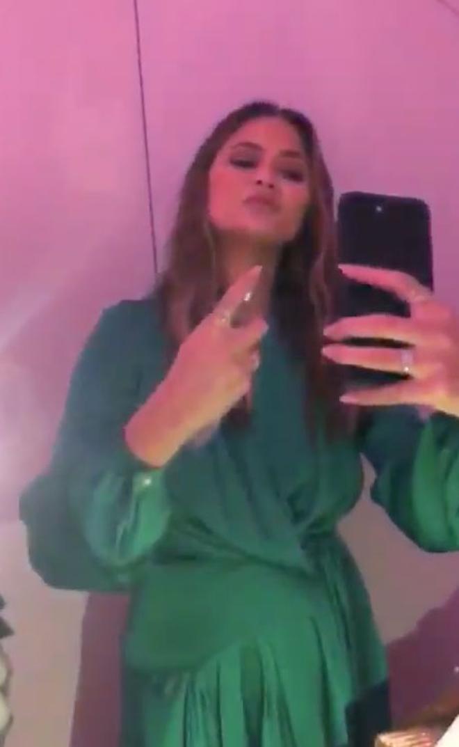 Chrissy Teigen con el nuevo perfume de Kim Kardashian