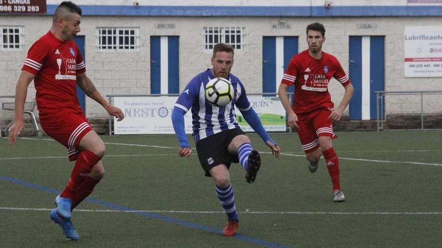 Millos, del Rápido Bahía, controla el balón ante un jugador del Zacande. // Santos Álvarez