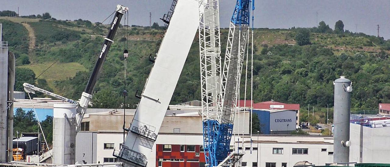 Momento en el que dos grúas del grupo Roxu elevan una de las columnas, de 200 toneladas, en Nippon Gases.