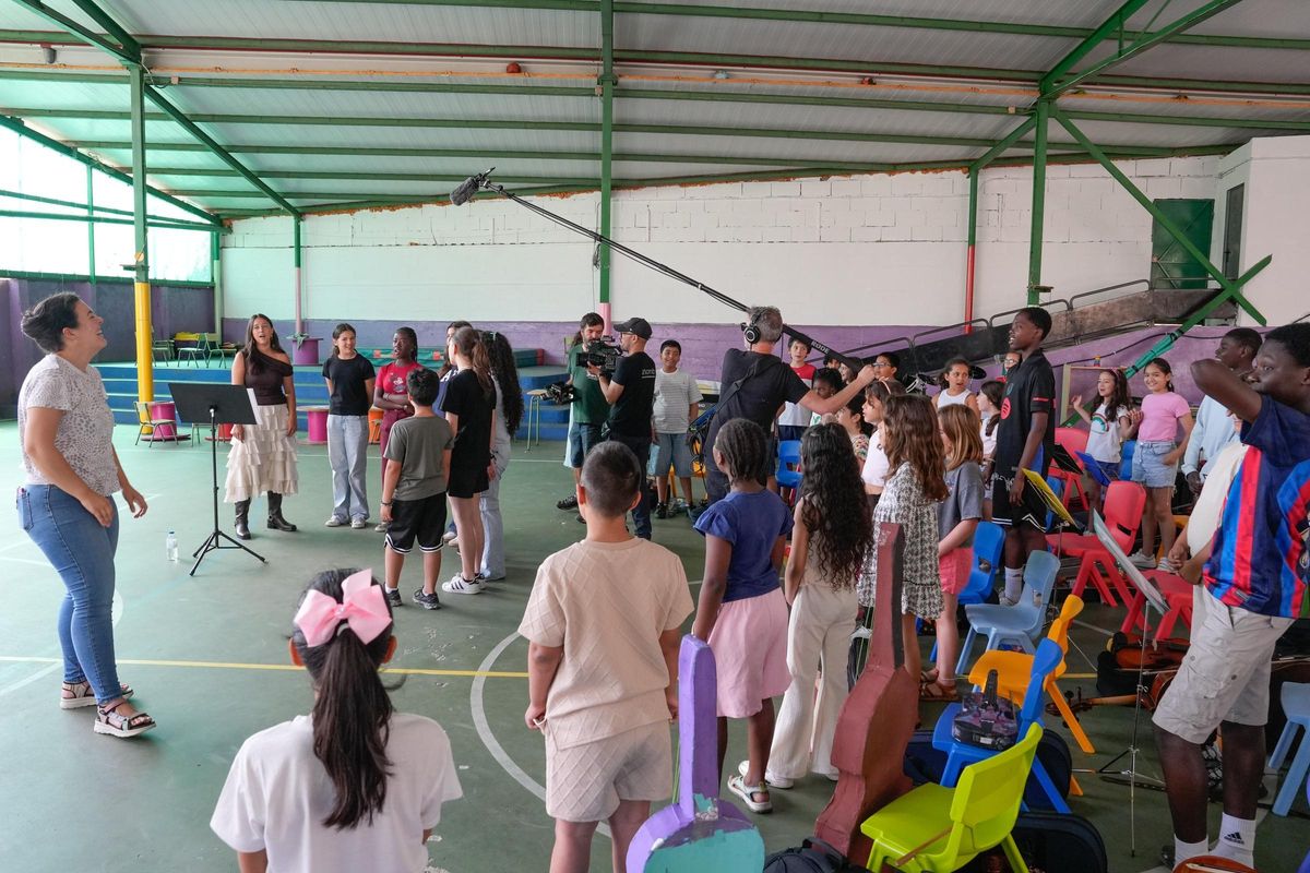 El equipo de Esmerarte rodando ayer en el CEIP Vicente Risco.
