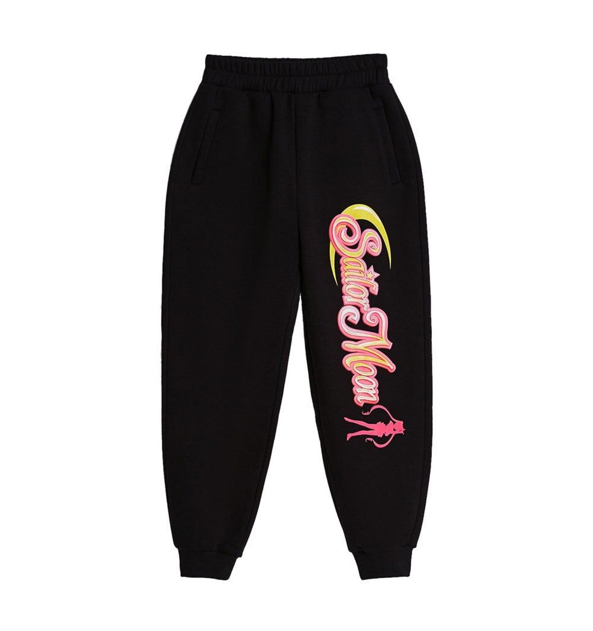 Pantalón jogger negro con estampado de Sailor Moon x Bershka. (Precio: 25,99 euros)