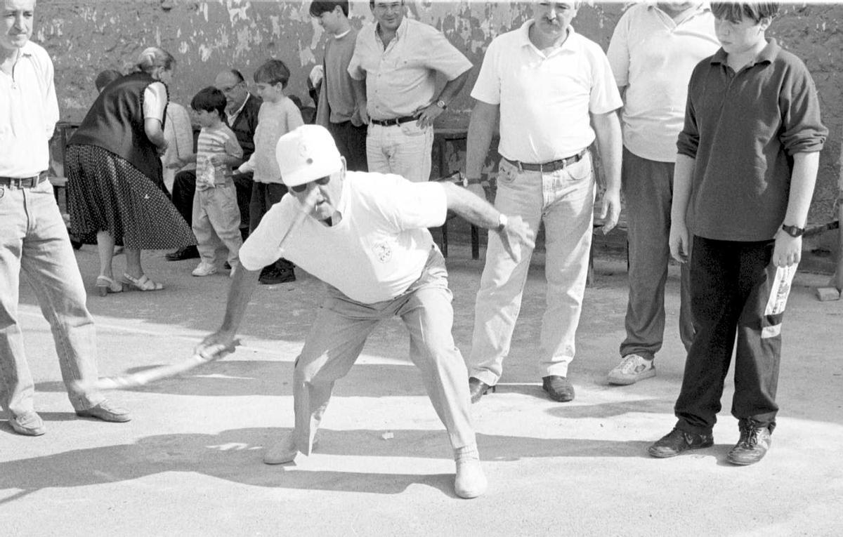 Juegos tradicionales en la Falla la Cotxera 1996.jpg Juegos tradicionales en la Falla la Cotxera 1996.jpg
