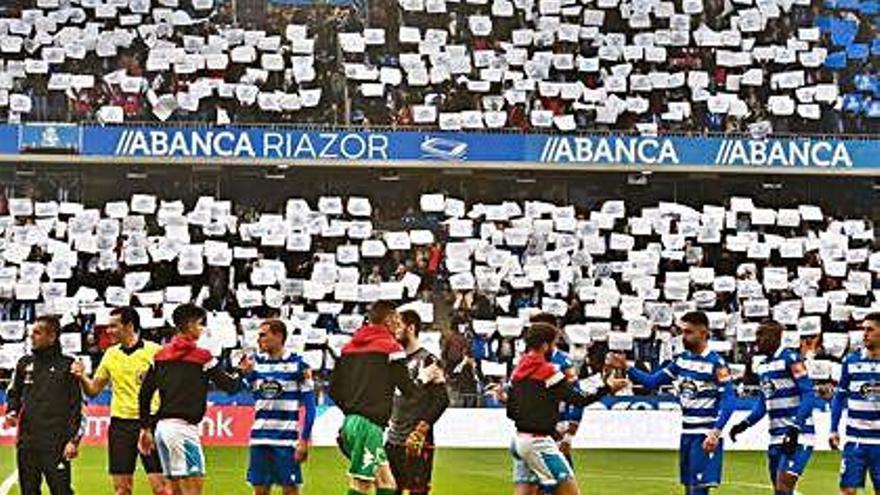 Los jugadores del Deportivo y del Lugo se saludan antes del partido disputado en Riazor.