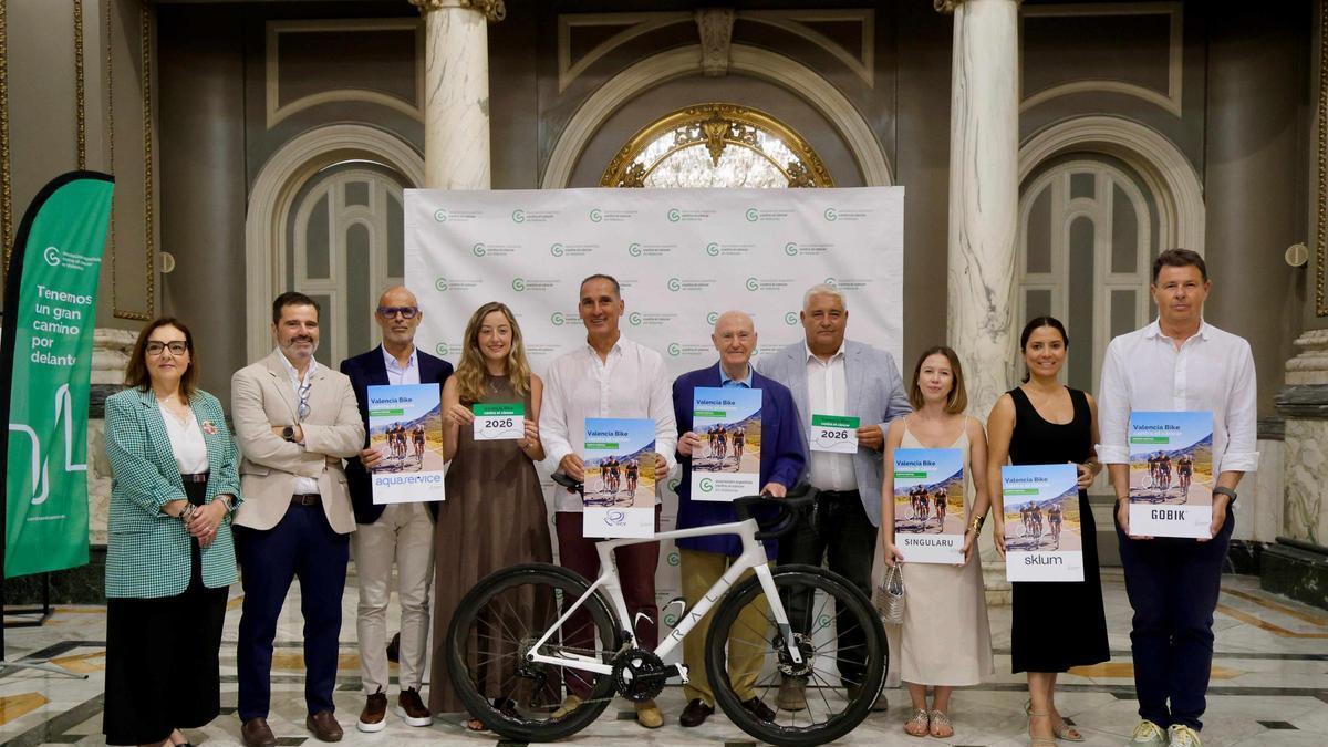 Pedro Cuesta, Diputado de Turismo y Deportes; Rocío Gil, Concejala de Deportes; Tomás Trénor, Presidente de Contra el Cáncer Valencia, Angel Casero, patrocinador de la Vuelta a la CV junto con el resto de patrocinadores de Aquaservice, Sklum y Singularu.