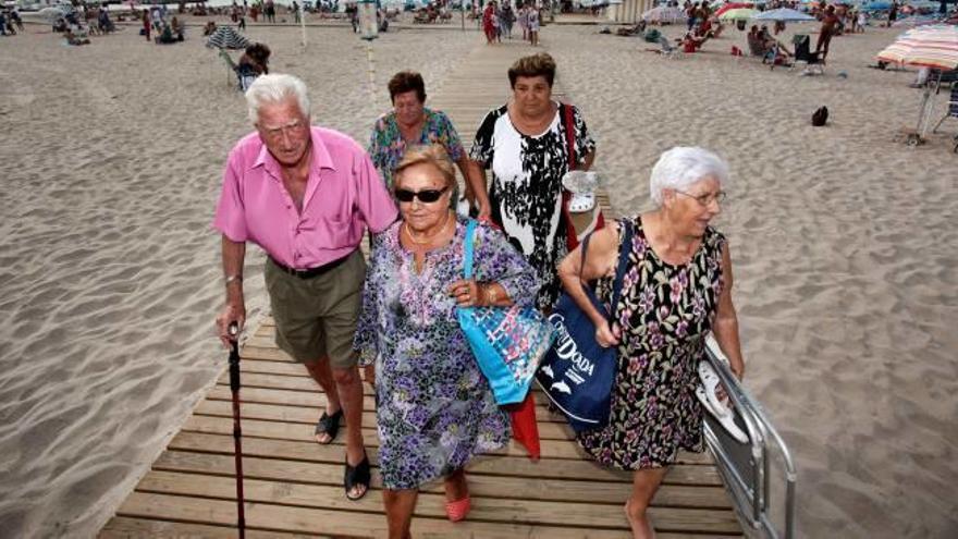 Un grupo de personas mayores, en la playa de Benidorm.