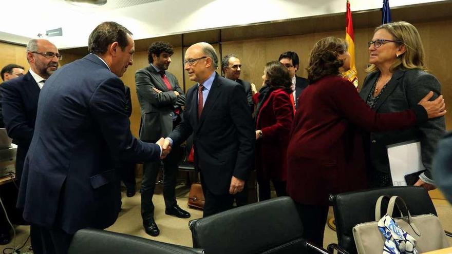 Martínez, ayer, saluda a Montoro. A la dcha.,la gallega Irene Garrido, secretaria de Estado de Economía. // Xunta