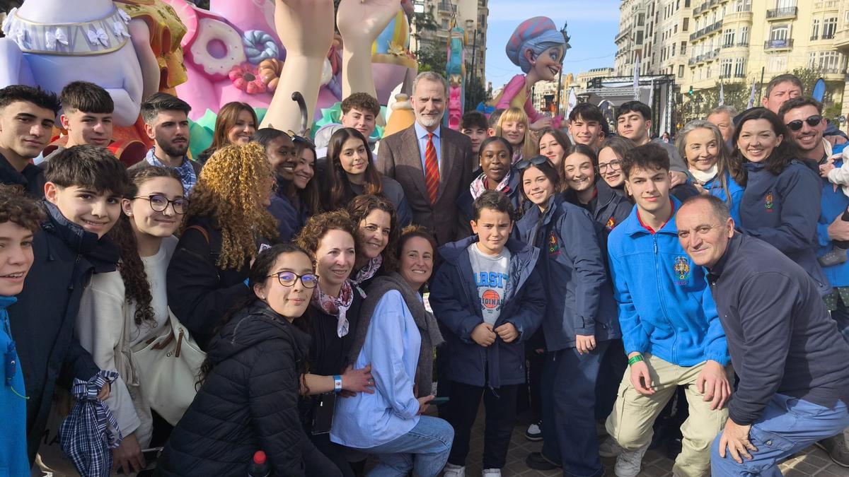 Felipe VI, con miembros de la falla Telefónica