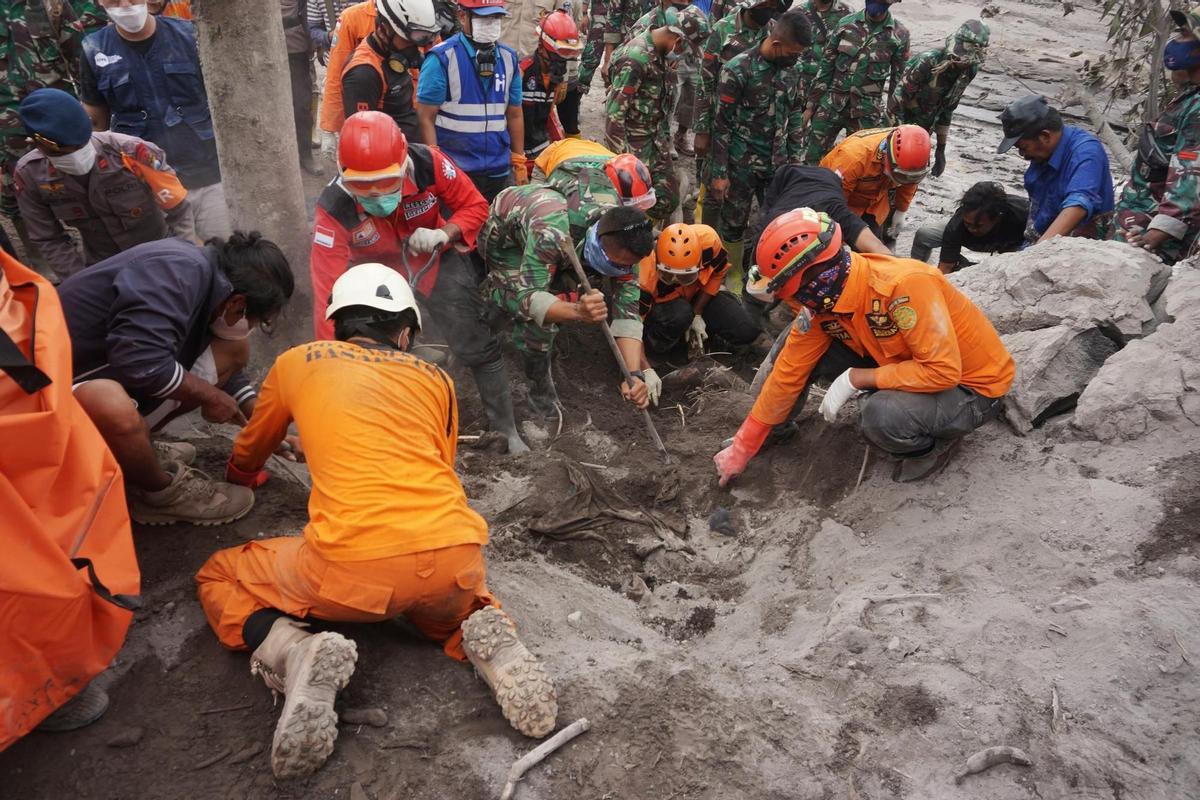 Elevan a 15 los fallecidos por la erupción del volcán Semeru en Indonesia