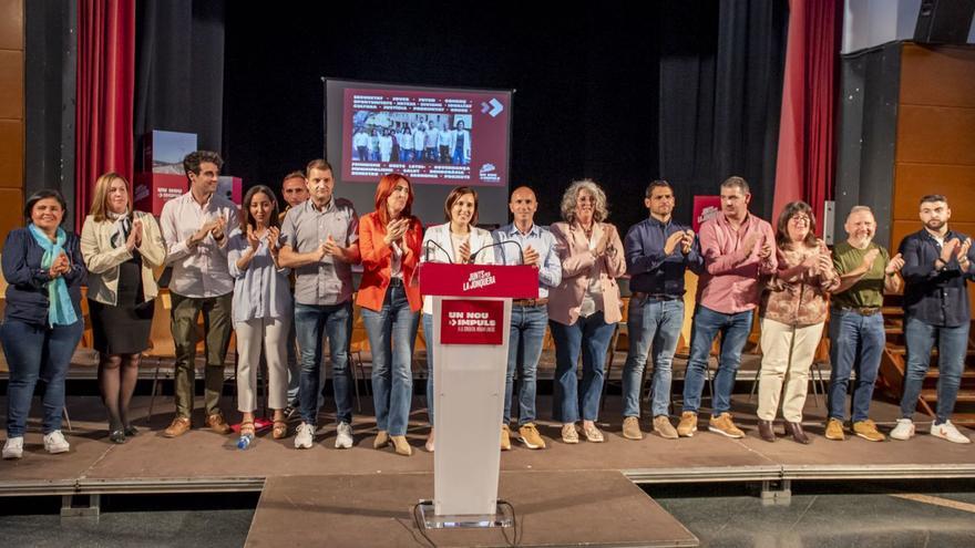 Míriam Lanero i Sònia Martínez amb els candidats de Junts per la Jonquera. | JOSEP RIBAS