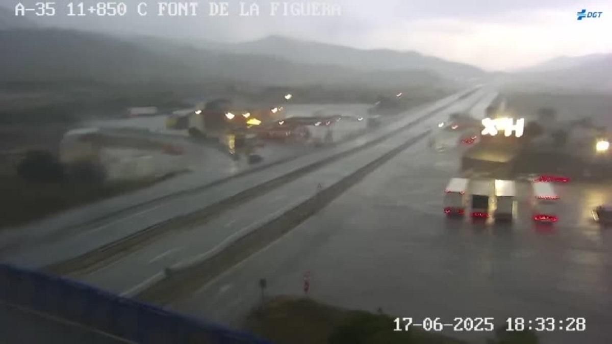 Imagen de la A-35 en la Font de la Figuera durante la tormenta.