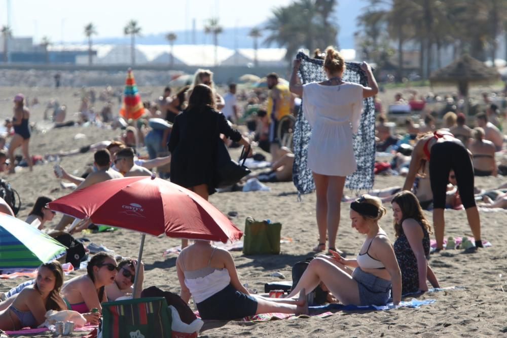 La subida de las temperaturas de los últimos días, que tendrá el sábado sus máximas, ha llevado a muchos malagueños a las playas de la capital.