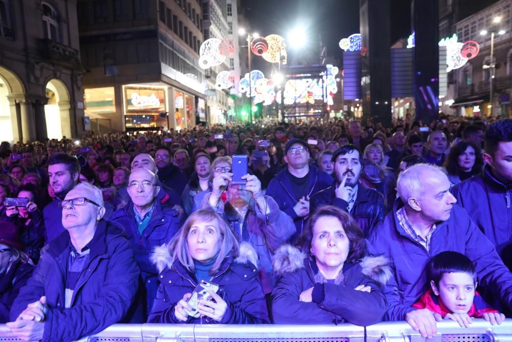 Miles de vigueses disfrutaron de la entronización del Meco y del concierto de la extriunfita en Porta do Sol