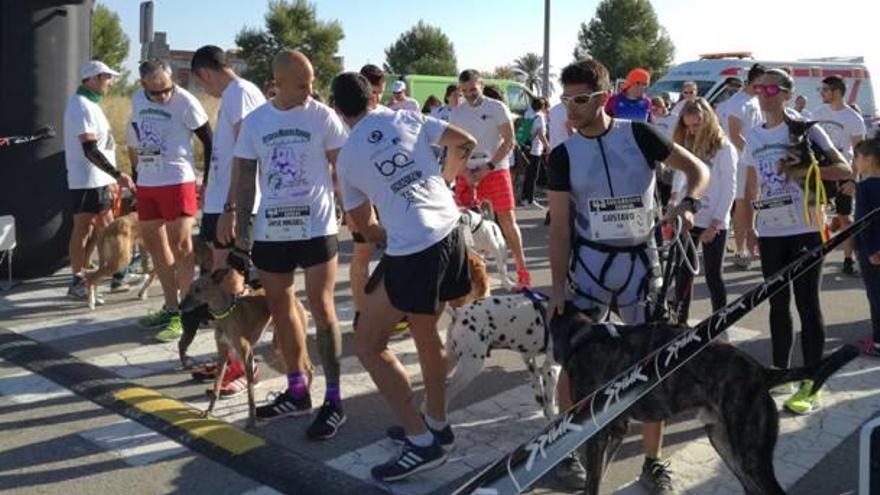 Algunos de los participantes de la carrera, a la salida.