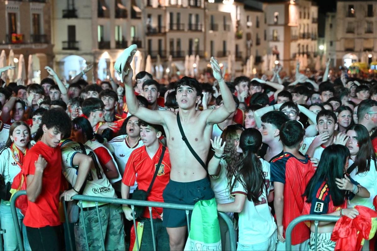 Fotogalería | Así se vive la final del Mundial 2026 en la Plaza Mayor de Cáceres Fotogalería | Así se vive la final del Mundial 2026 en la Plaza Mayor de Cáceres