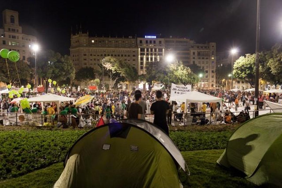Ambient a la plaça de Catalunya durant el cap de setmana del primer aniversari del moviment.