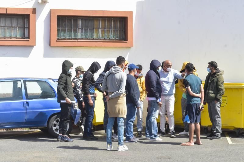 Inmigrantes a las puertas del campamento Canarias 50