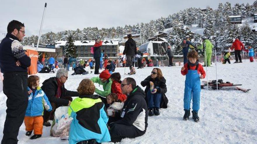 Una gentada s&#039;acumulava a pistes per gaudir de la neu en família