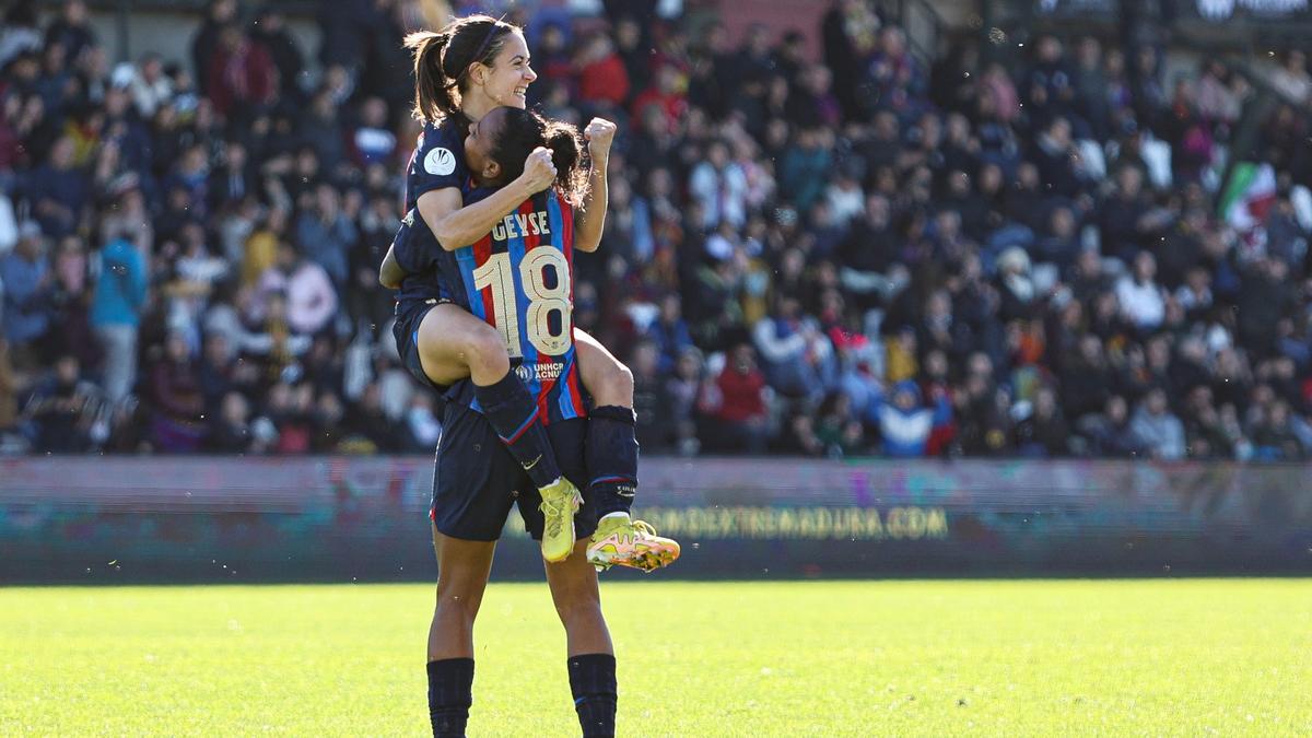 La futbolista del FC Barcelona Aitana Bonmatí celebra con su compañera Geyse tras marcar el 0-2 a la Real Sociedad