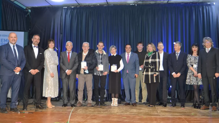 Foto de familia de los premiados y los participantes en la gala. | EL PERIÓDICO