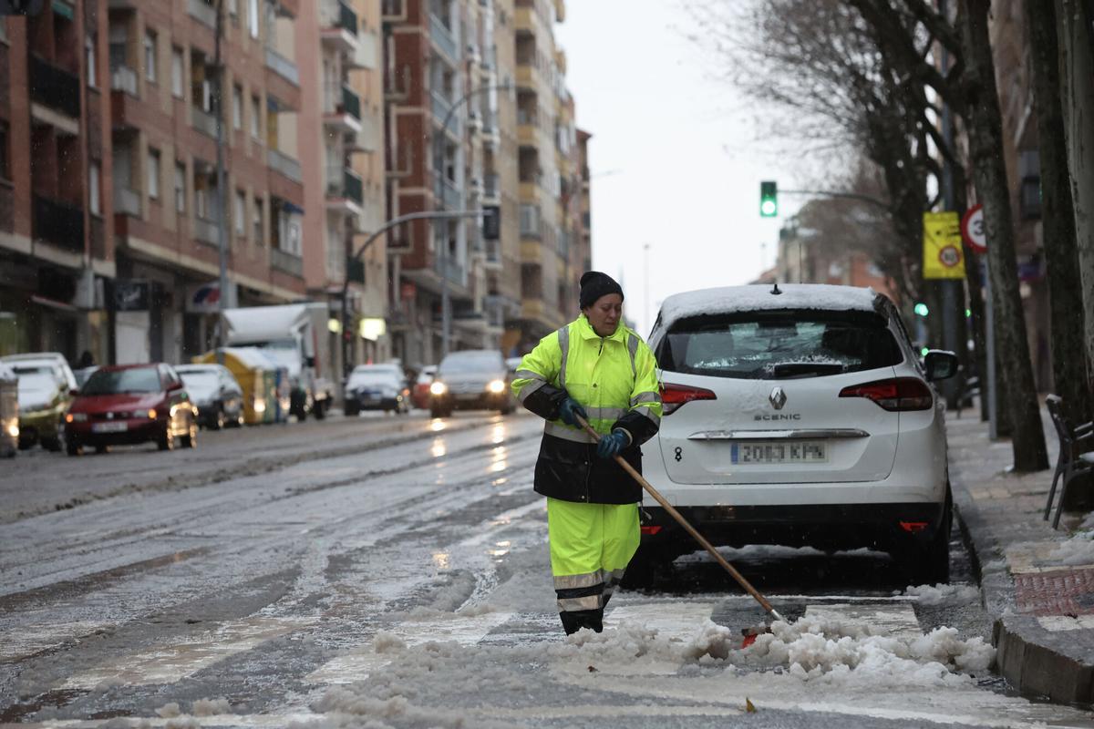 SALAMANCA, 28/01/2026.- Una operaria municipal retira nieve de la calzada tras una nevada este miércoles Salamanca. EFE/ Jm García