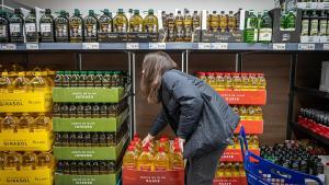 La zona de aceites, uno de los productos cuyo IVA ha pasado del 10% al 5%, dentro de un supermercado del centro de Barcelona.