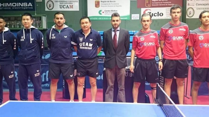 Los jugadores de ambos equipos posan antes del encuentro.