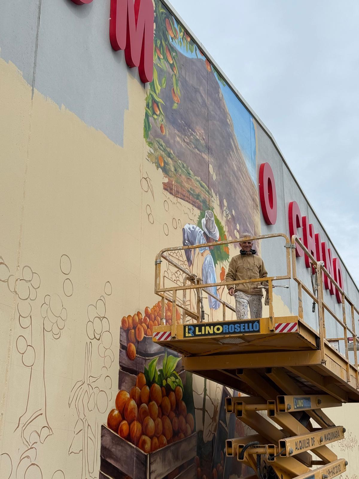 El artista, encaramado en la grúa