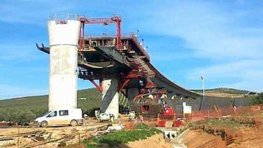 Obras en el viaducto sobre el río Guadalhorce.