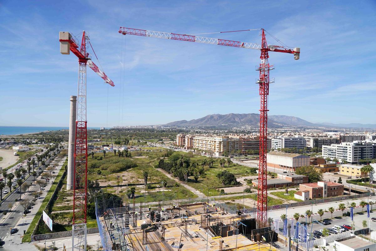 Vista aérea de la zona oeste de Málaga: Sacaba, playa de la Misericordia y terrenos de La Térmica.