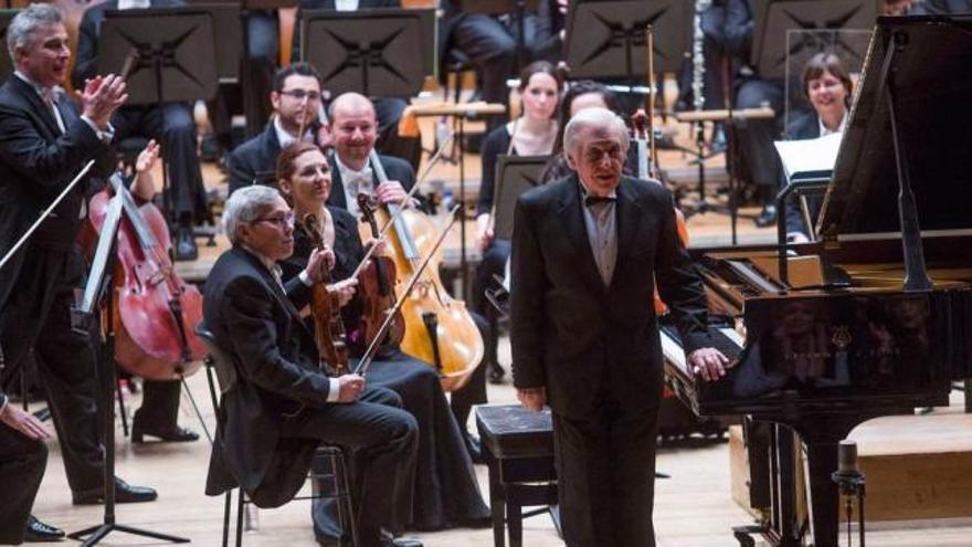 Joaquín Achúcarro saluda tras interpretar la rapsodia de Rachmaninov en el auditorio de Oviedo.