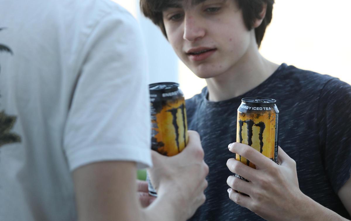 Dos jóvenes consumen bebidas energéticas.