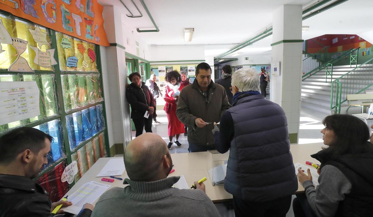 Valencia . Votacion en el Colegio Ramiro Jover para decidir si se hace la jornada intensiva .