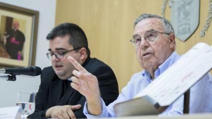 Juan Manuel Aragonés junto al reverendo Mendoza en la presentación de la memoria.