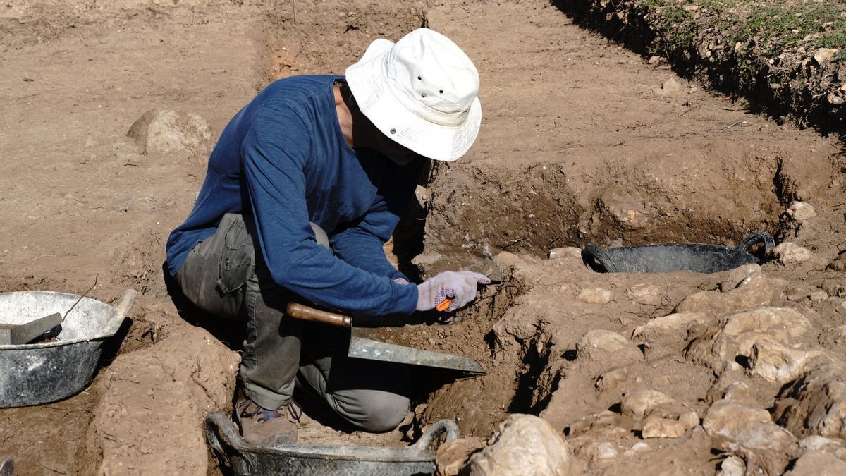 Un arqueólogo trabajando en el yacimiento del monasterio bizantino de Cabrera