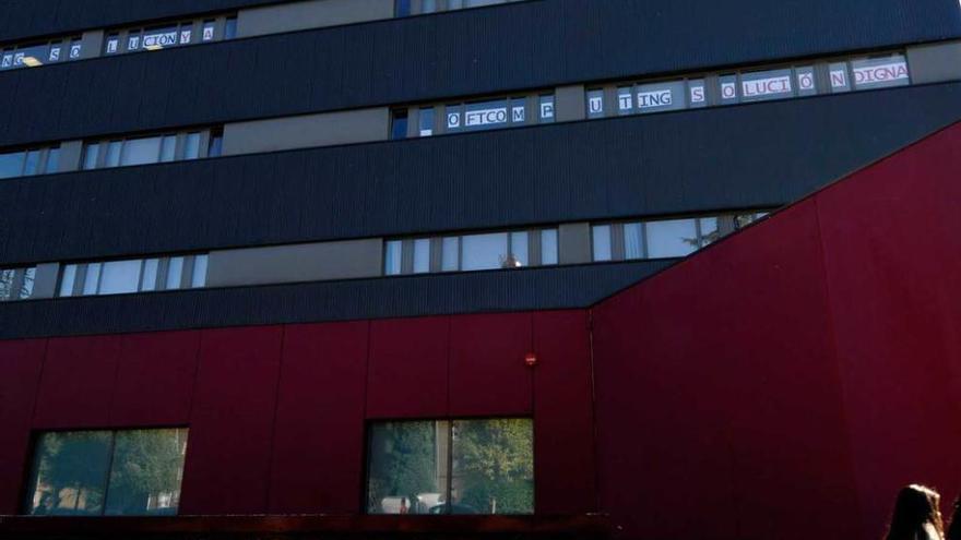 El edificio de investigación, con carteles de apoyo al centro de Soft Computing.