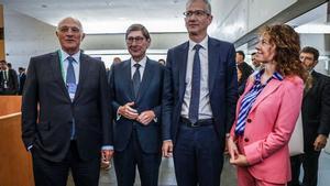 Hernández de Cos con los presidentes de CaixaBank y el Sabadell; y Núria Mas