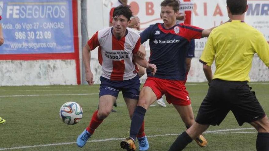 Un futbolista del Alondras pugna con un rival ayer. // Santos Álvarez