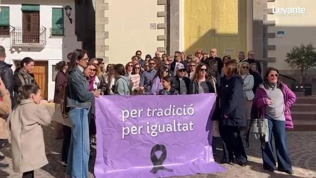 Concentración de mujeres a la puerta de la cofradía de Sagunt