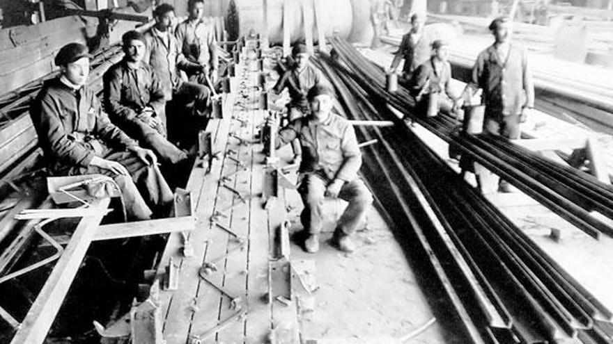 Unos trabajadores de Vulcano descansan en los talleres de Vulcano, en 1948.  // Vulcano