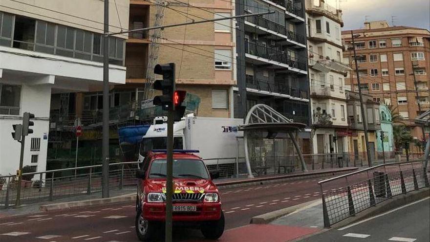 Una camioneta choca contra un andamio en el Grau de Castelló