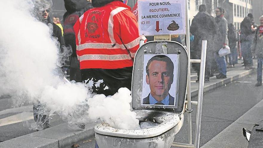 Macron saca adelante la reforma de las pensiones